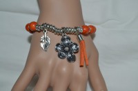 Bracelet élastique fleur et feuille métal et perles de pierre orange 1 cm.